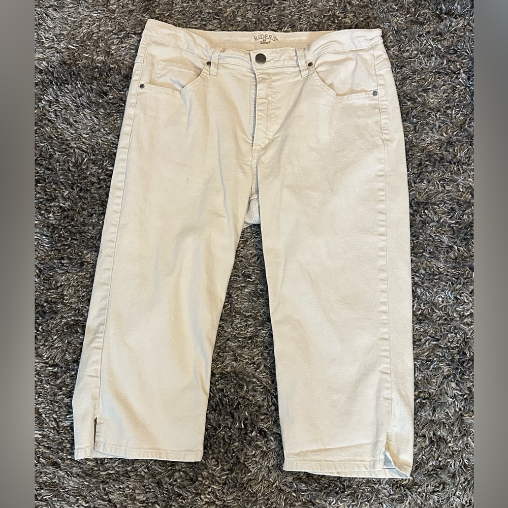 Ladies rider by Lee khaki Capri pants
Size 14 
LIKE NEW